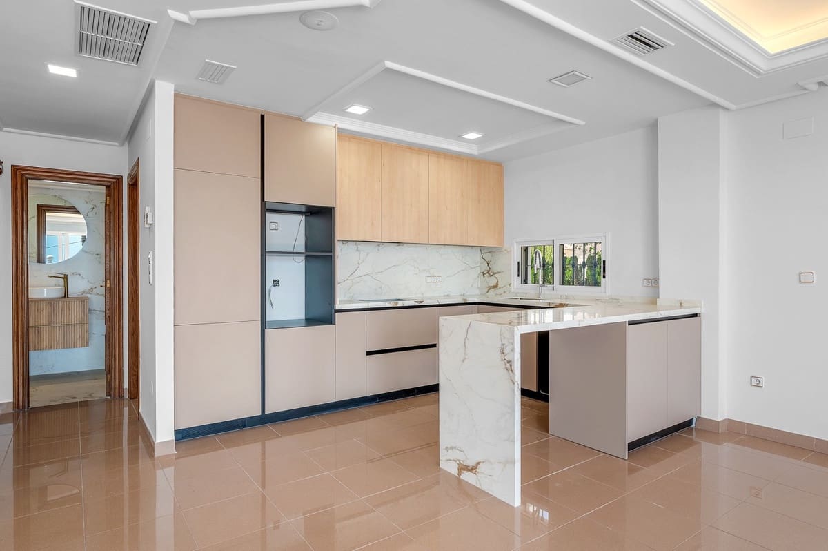 4 bedroom Villa for sale in Torrevieja - € 960,000 (Ref: 9363798)