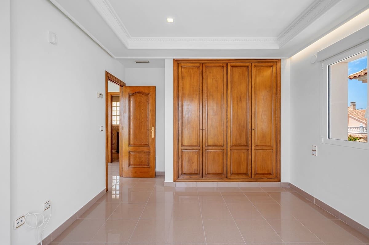 4 bedroom Villa for sale in Torrevieja - € 960,000 (Ref: 9363798)