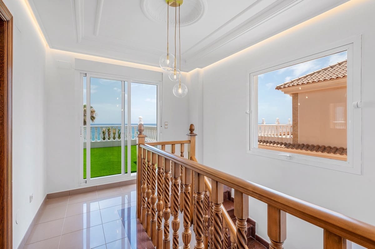 4 bedroom Villa for sale in Torrevieja - € 960,000 (Ref: 9363798)