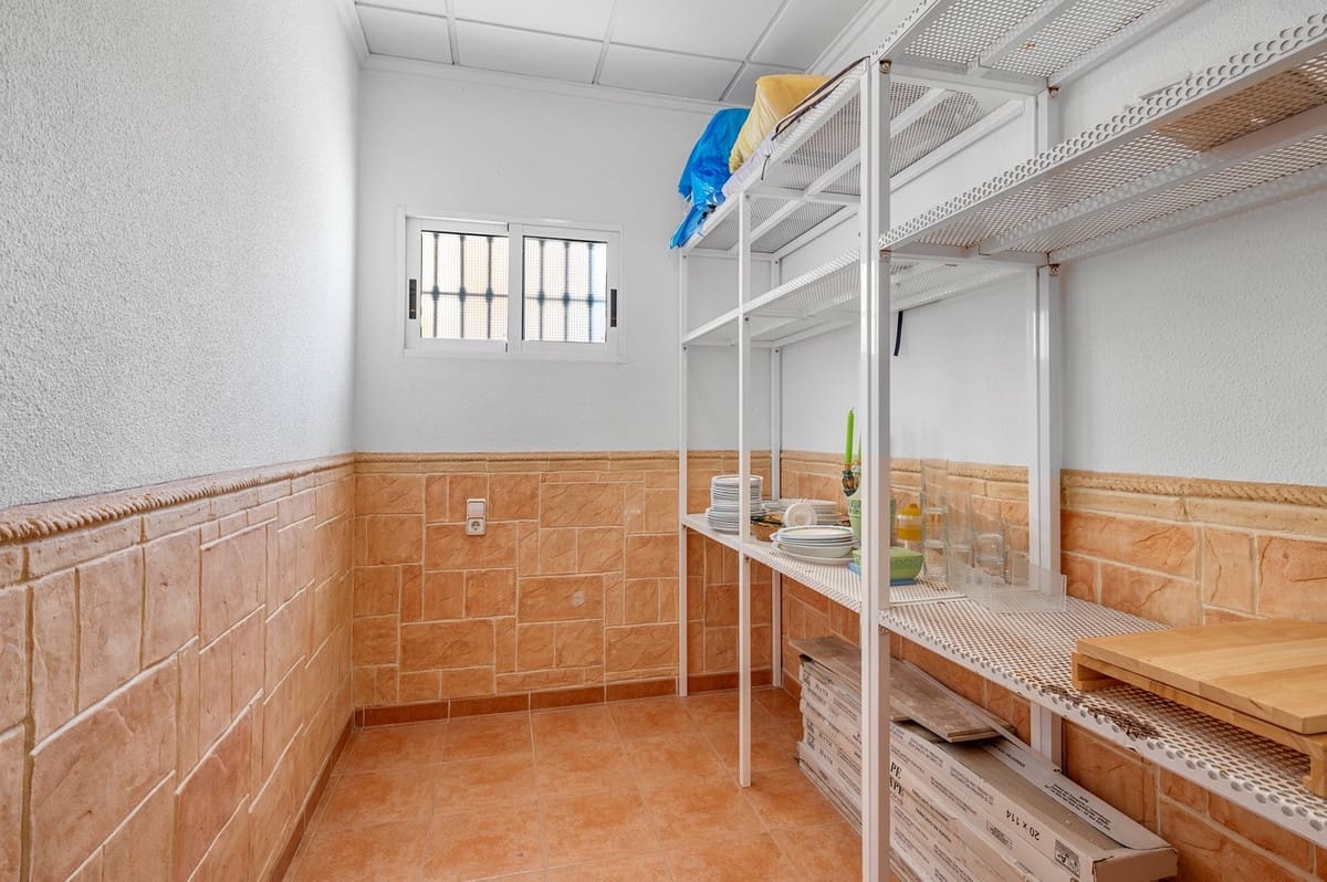 4 bedroom Villa for sale in Torrevieja - € 960,000 (Ref: 9363798)