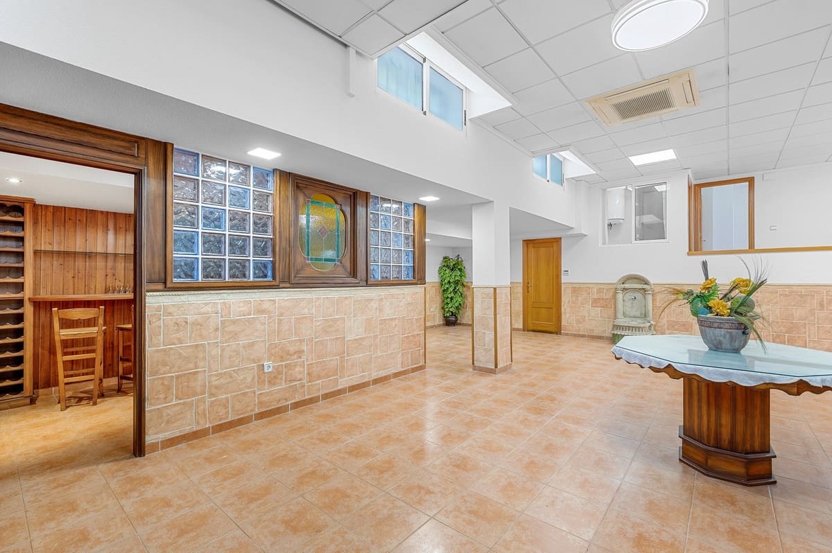 4 bedroom Villa for sale in Torrevieja - € 960,000 (Ref: 9363798)