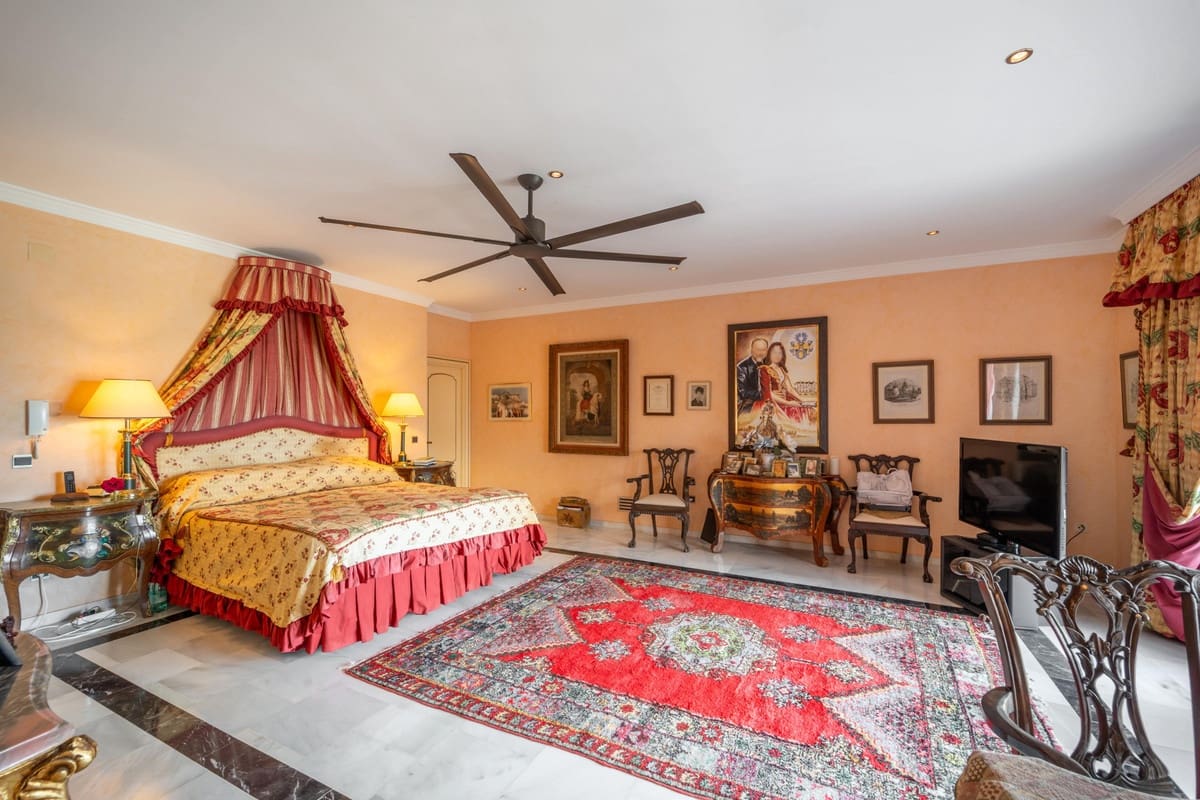 Chalet de 9 habitaciones en Estepona en venta - 15.000.000 € (Ref: 9363808)