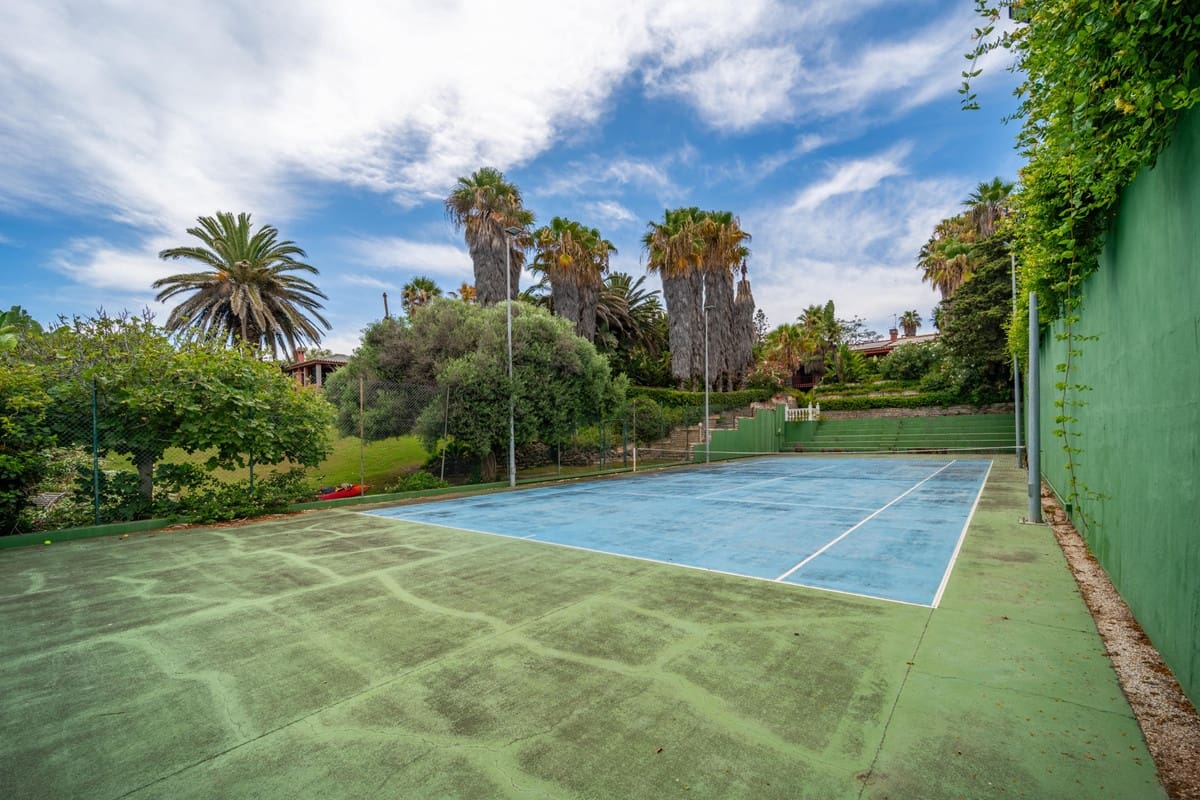 Chalet de 9 habitaciones en Estepona en venta - 15.000.000 € (Ref: 9363808)