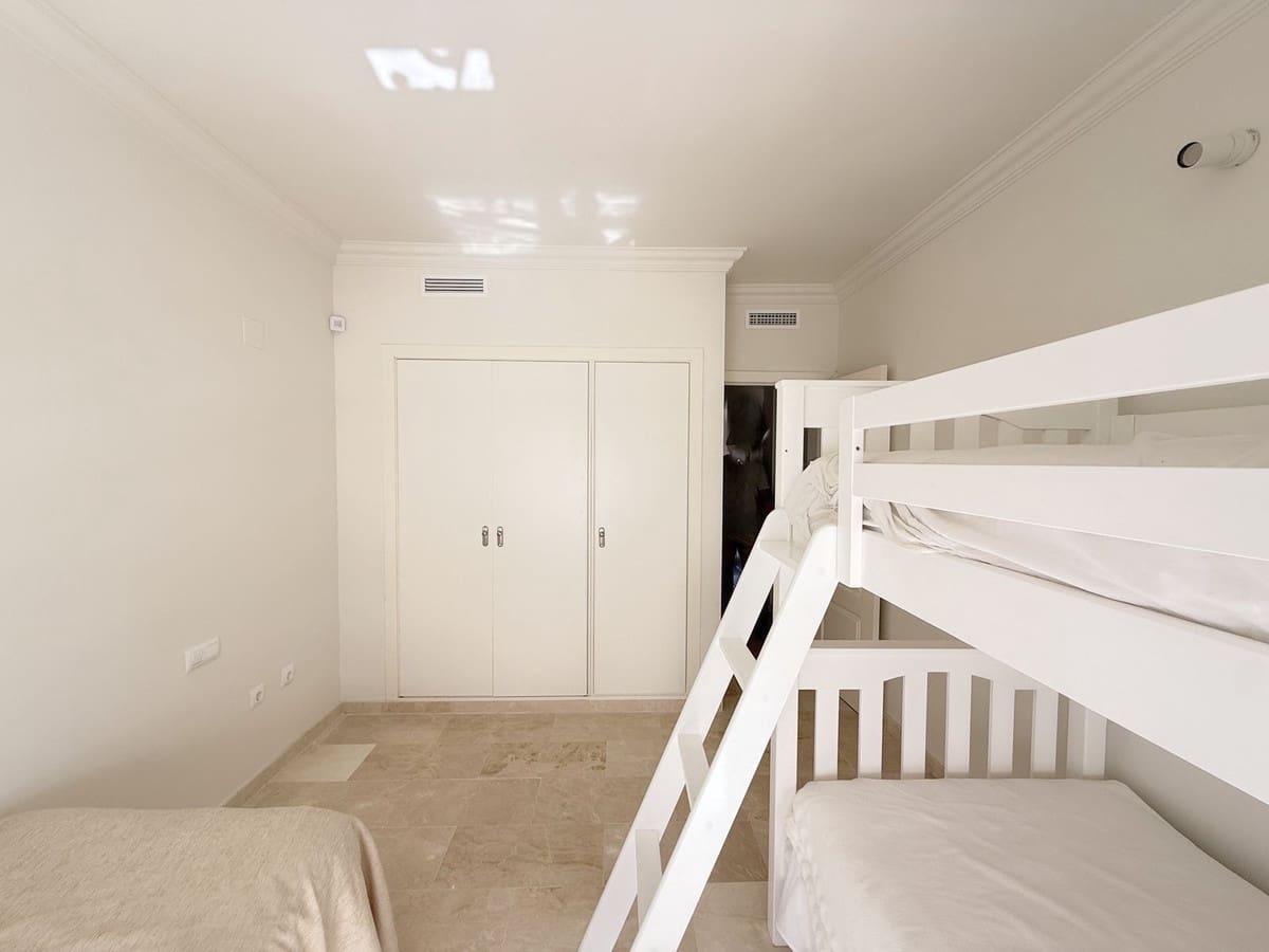 2 quarto Apartamento para venda em La Duquesa / Puerto de la Duquesa - 245 000 € (Ref: 9363821)