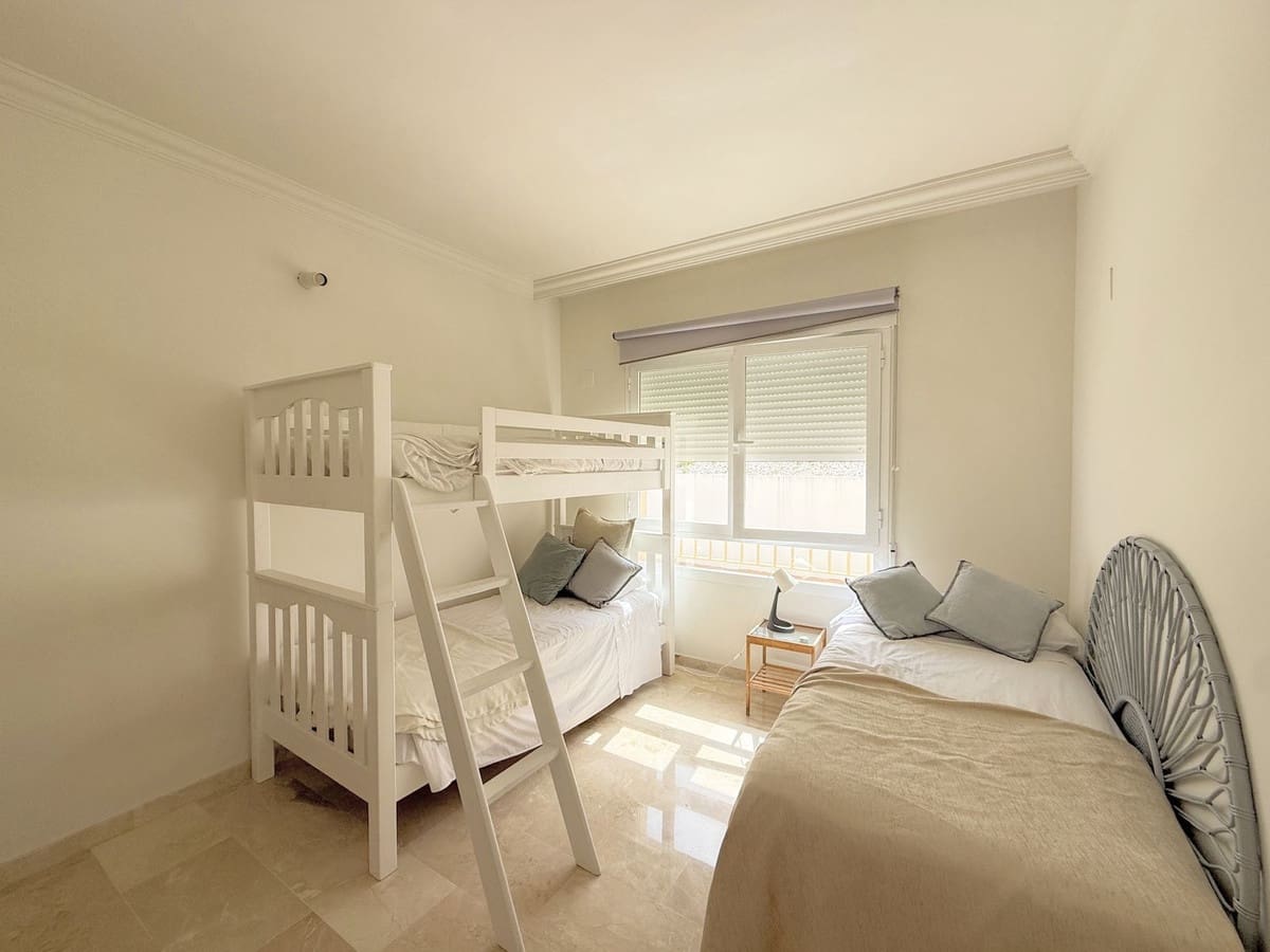 2 quarto Apartamento para venda em La Duquesa / Puerto de la Duquesa - 245 000 € (Ref: 9363821)