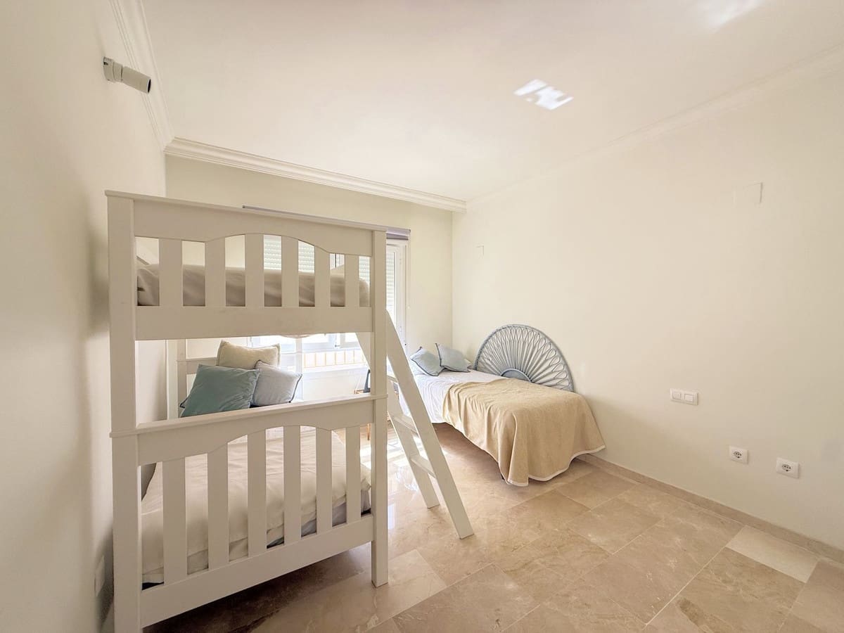 2 quarto Apartamento para venda em La Duquesa / Puerto de la Duquesa - 245 000 € (Ref: 9363821)