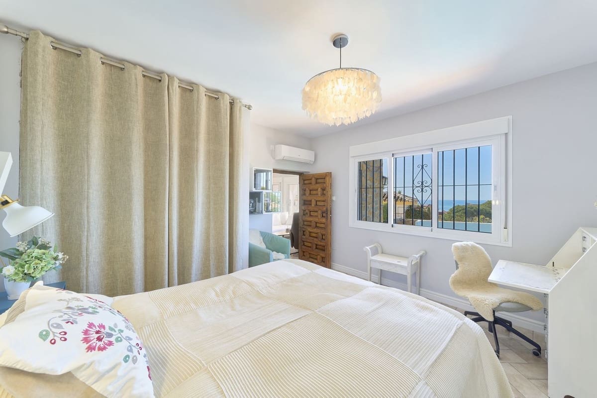 6 bedroom Villa for sale in Fuengirola - € 1,390,000 (Ref: 9363828)