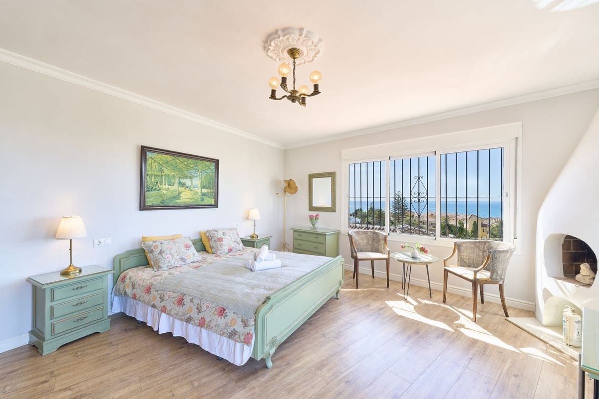 6 bedroom Villa for sale in Fuengirola - € 1,390,000 (Ref: 9363828)