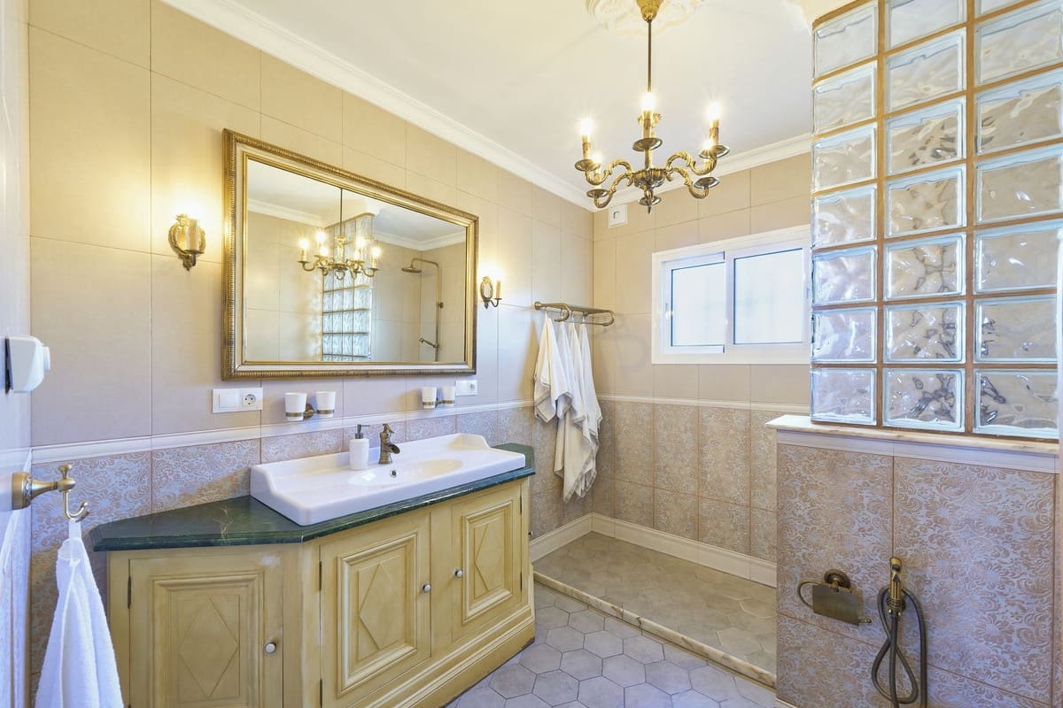 6 bedroom Villa for sale in Fuengirola - € 1,390,000 (Ref: 9363828)