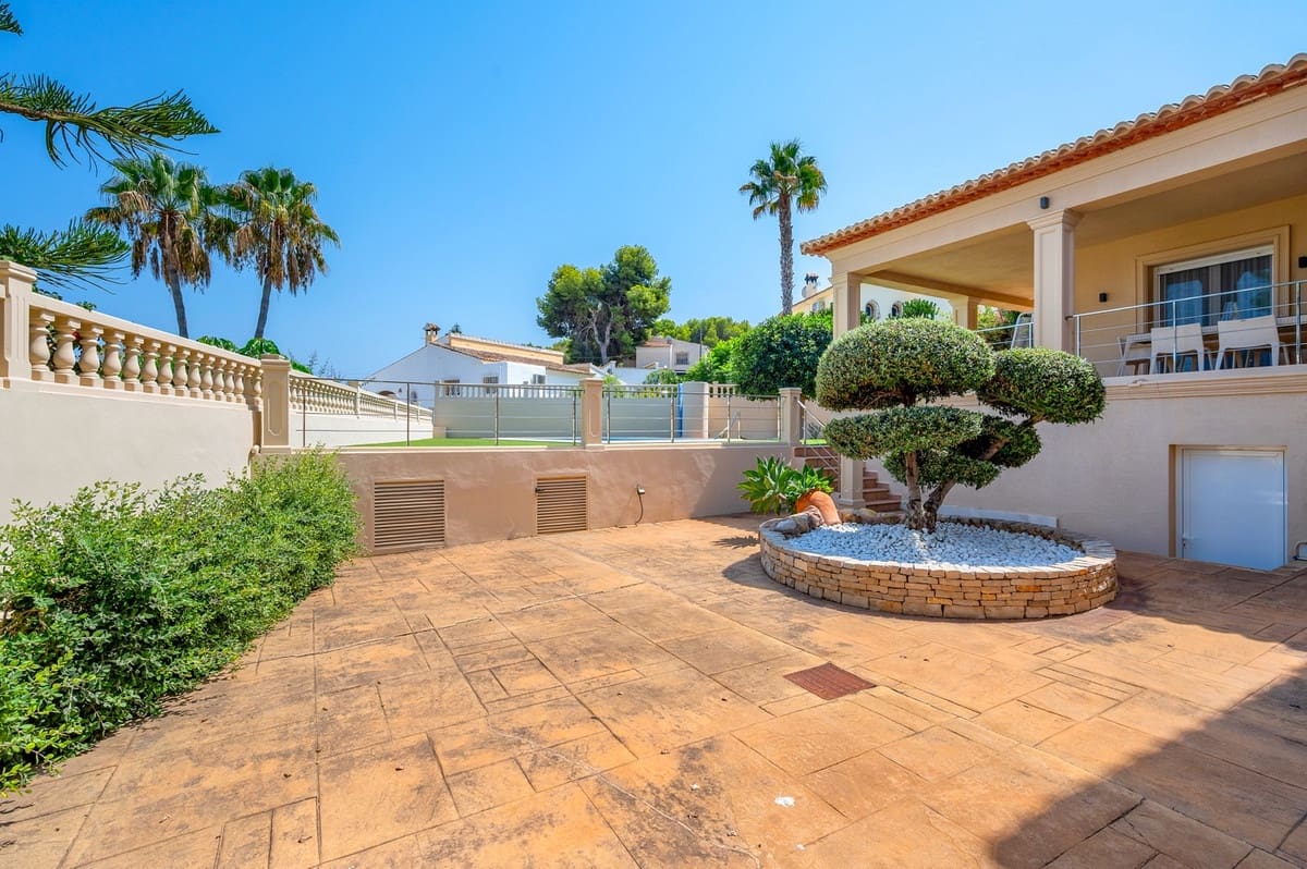 5 bedroom Villa for sale in Benissa - € 1,690,000 (Ref: 9363850)