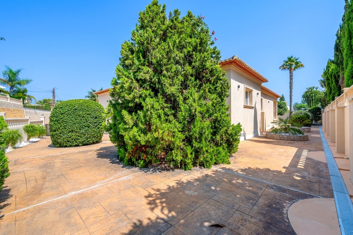 5 bedroom Villa for sale in Benissa - € 1,690,000 (Ref: 9363850)