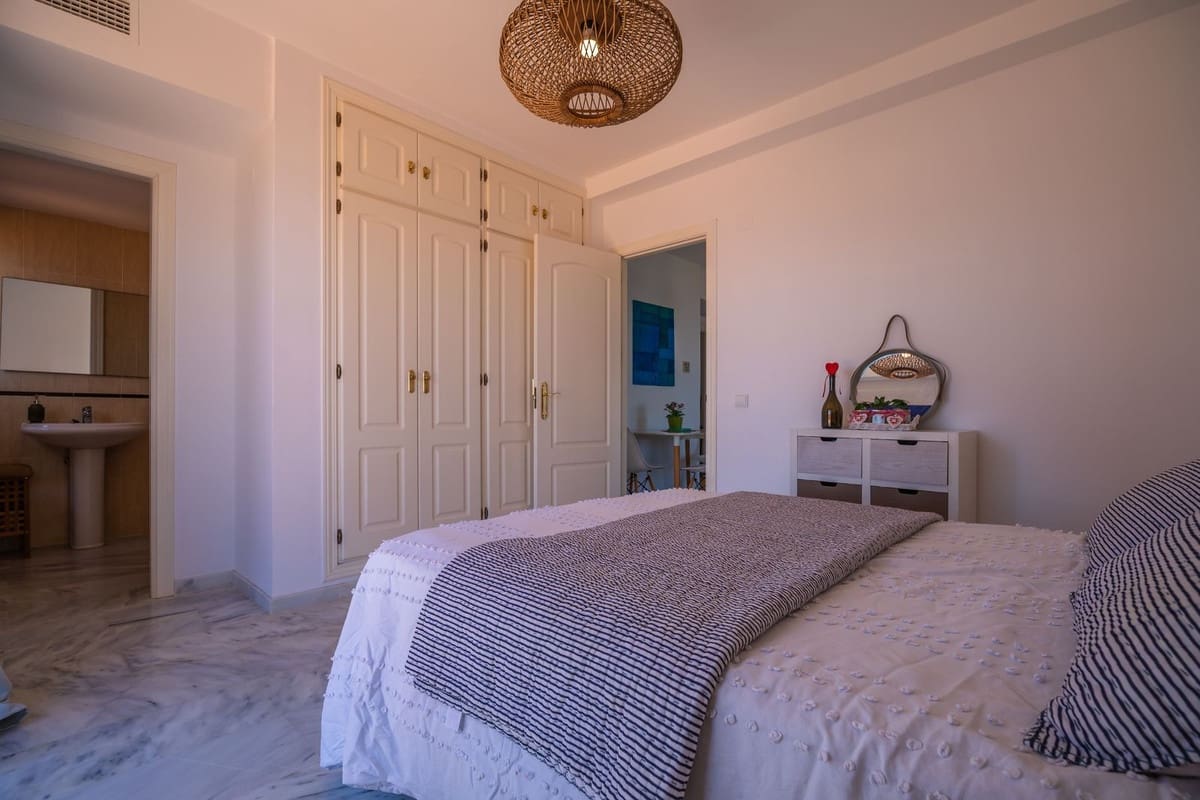 2 sypialnia Penthouse na sprzedaż w La Duquesa / Puerto de la Duquesa - 380 000 € (Ref: 9363853)