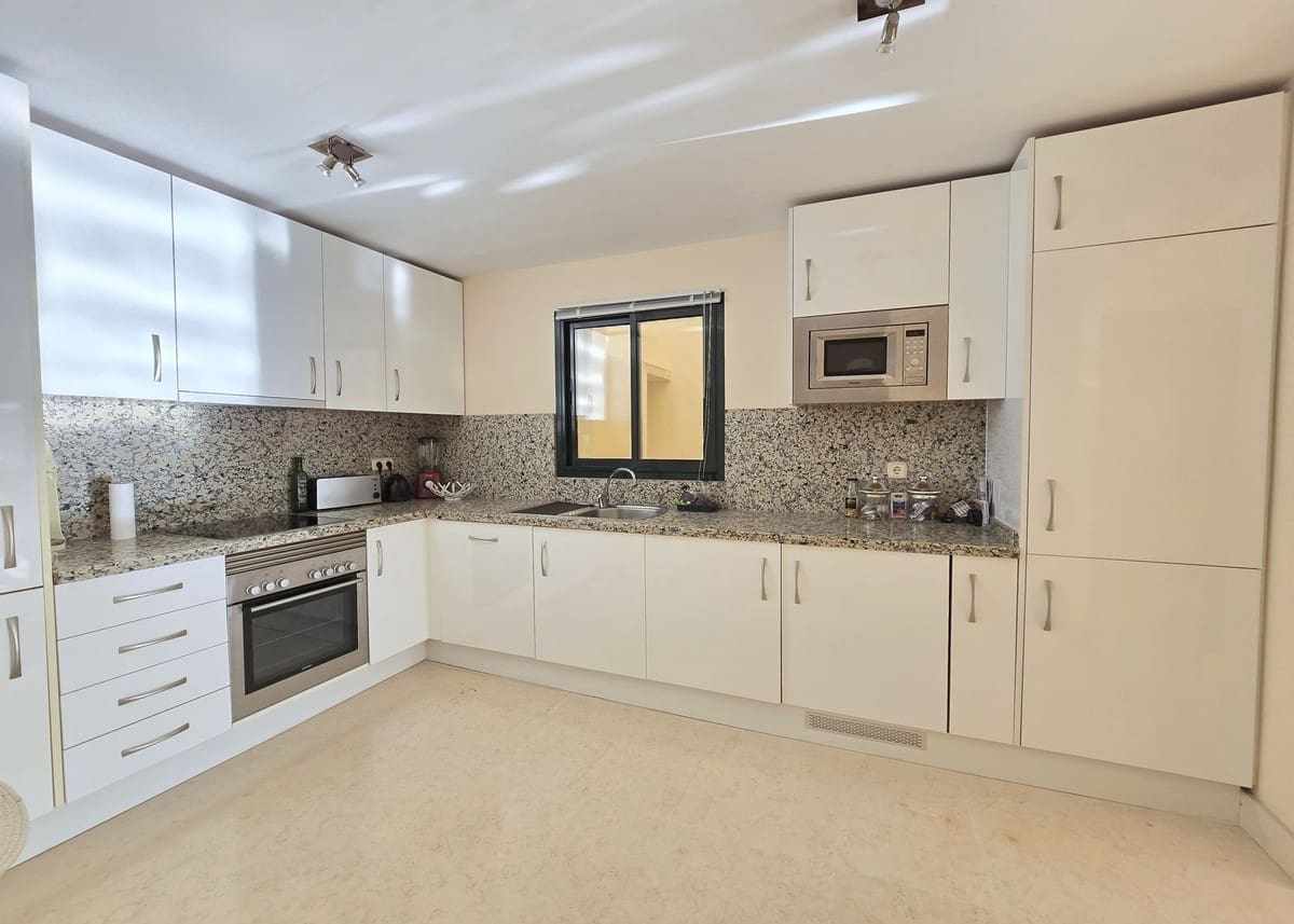 2 bedroom Apartment for sale in Benahavis - € 559,000 (Ref: 9363861)