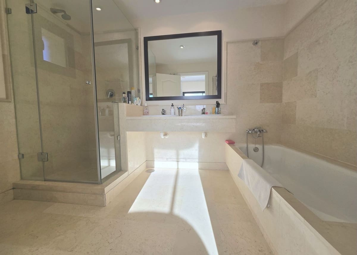 2 bedroom Apartment for sale in Benahavis - € 559,000 (Ref: 9363861)