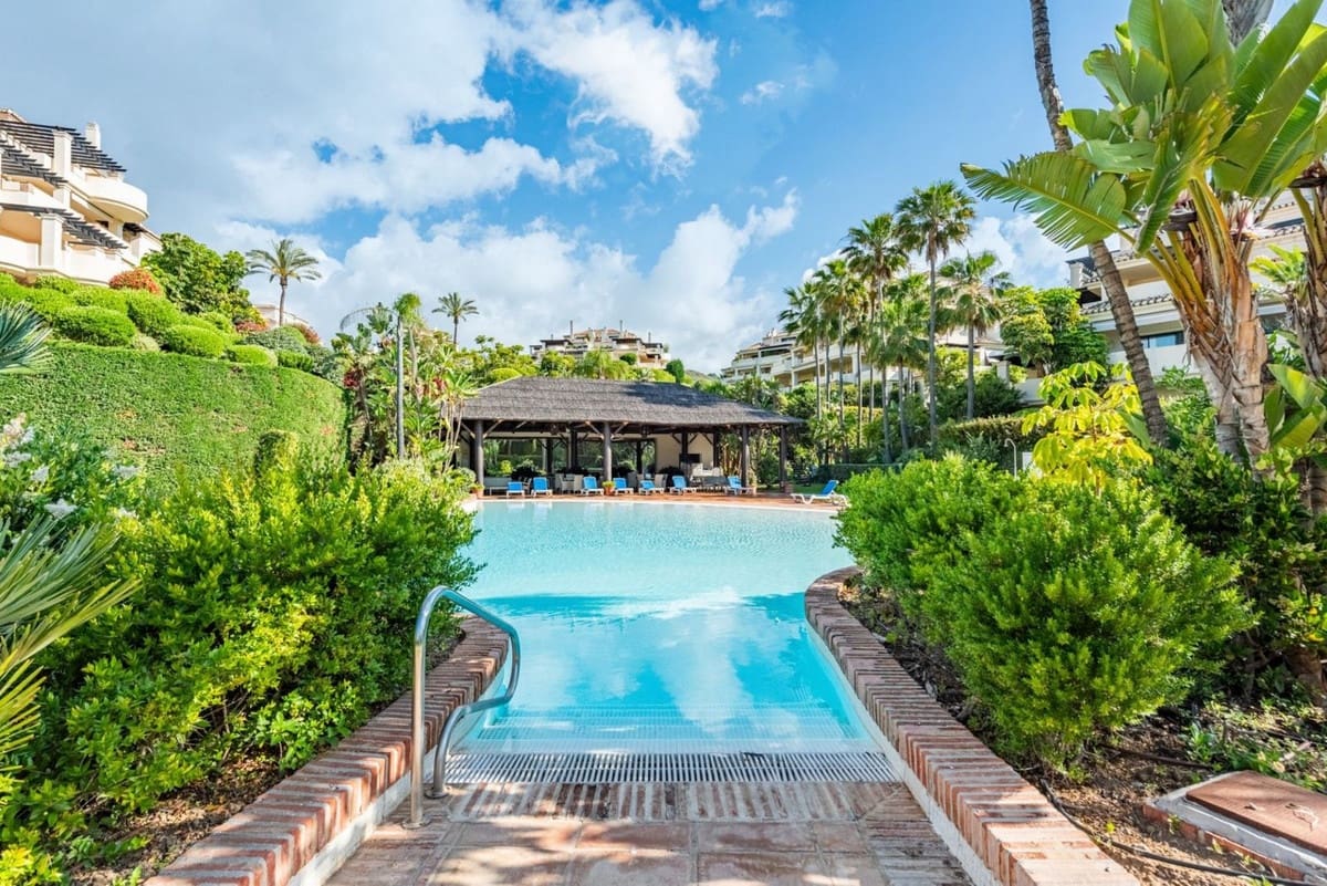 2 bedroom Apartment for sale in Benahavis - € 559,000 (Ref: 9363861)