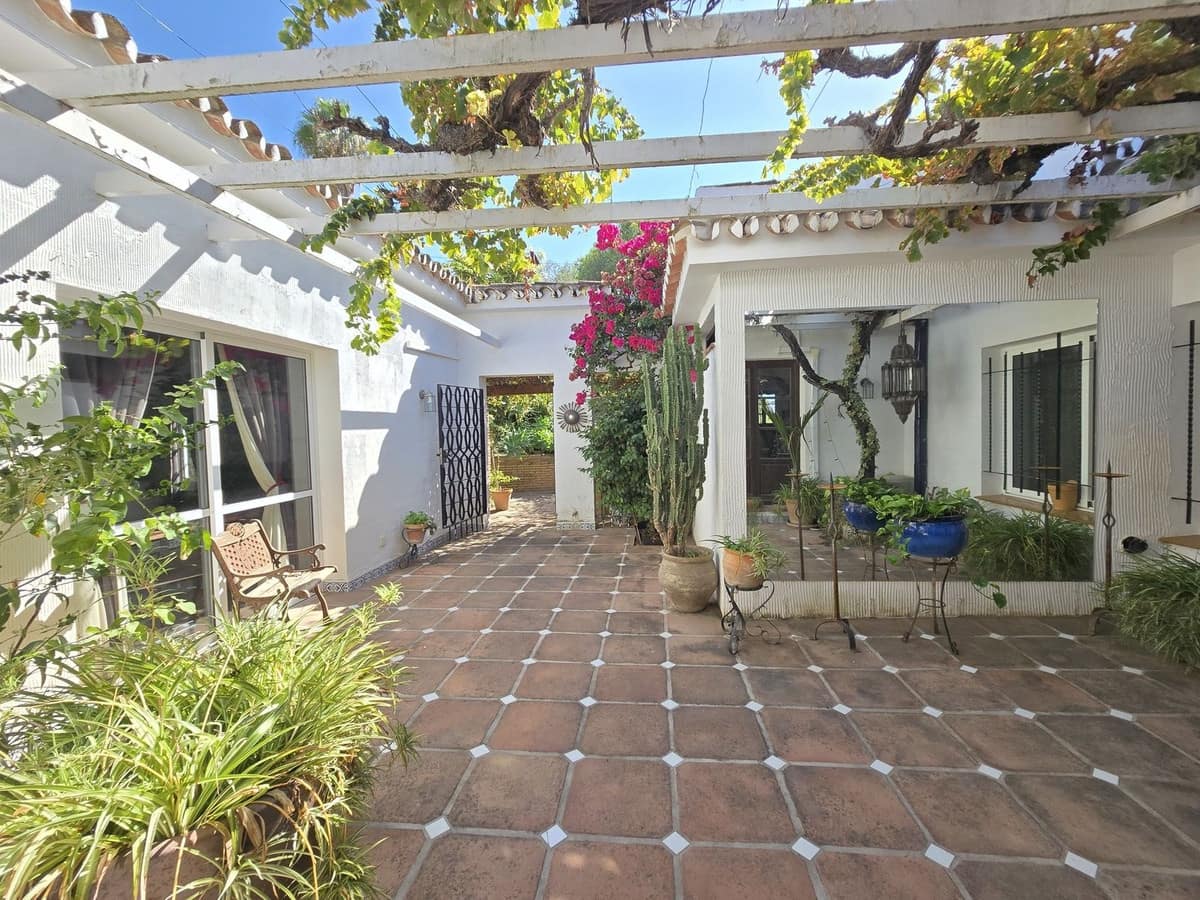 6 bedroom Finca/Country House for sale in Alhaurin el Grande - € 890,000 (Ref: 9363864)