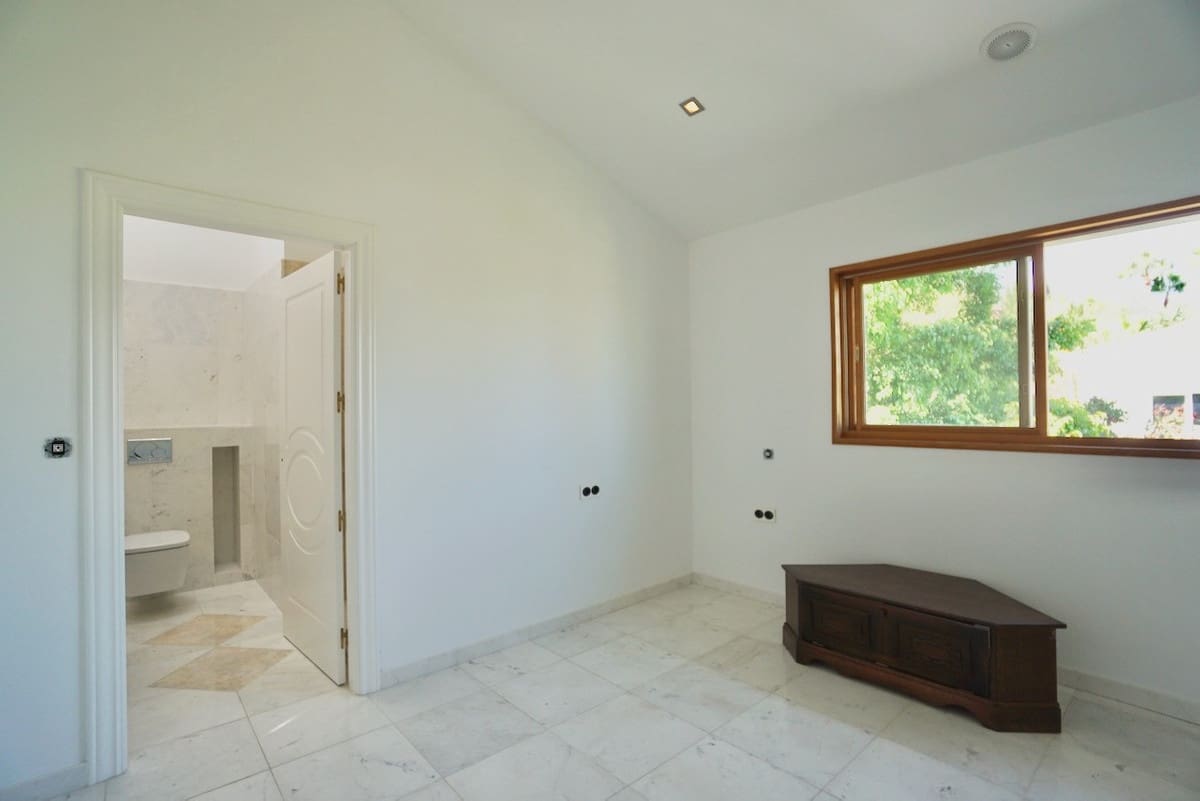 5 bedroom Villa for sale in Benahavis - € 1,779,500 (Ref: 9363867)