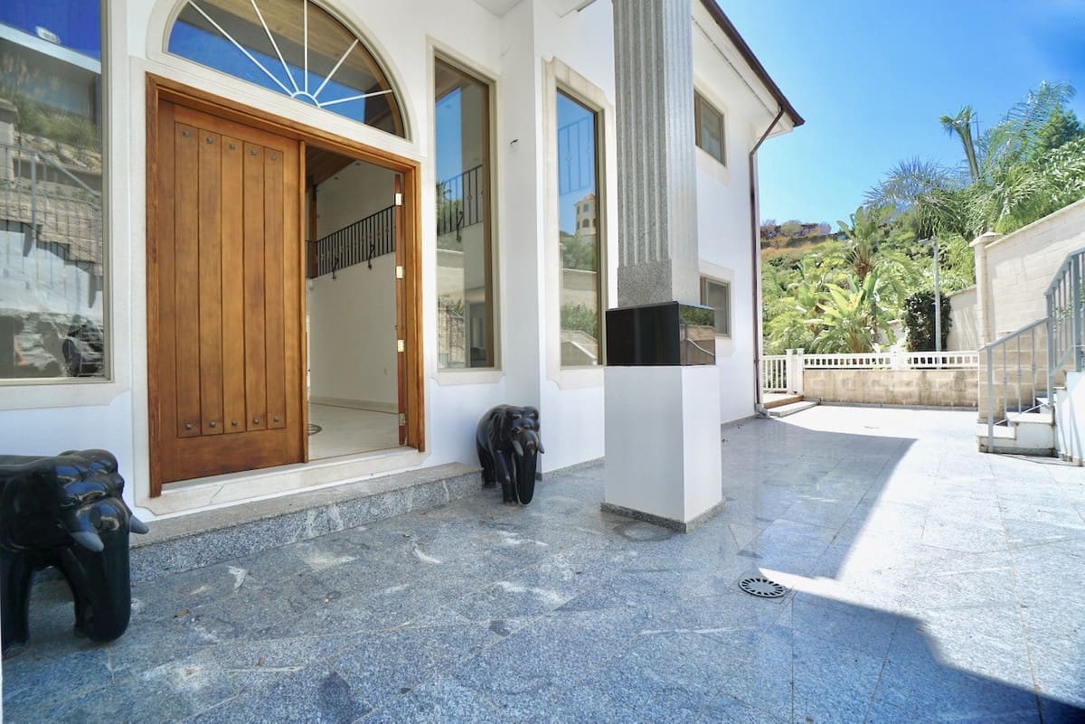 5 bedroom Villa for sale in Benahavis - € 1,779,500 (Ref: 9363867)