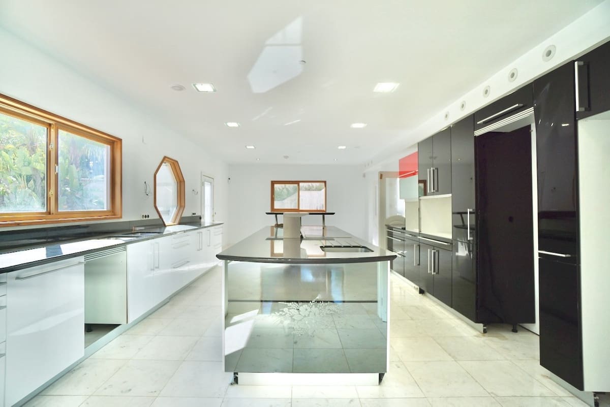5 bedroom Villa for sale in Benahavis - € 1,779,500 (Ref: 9363867)