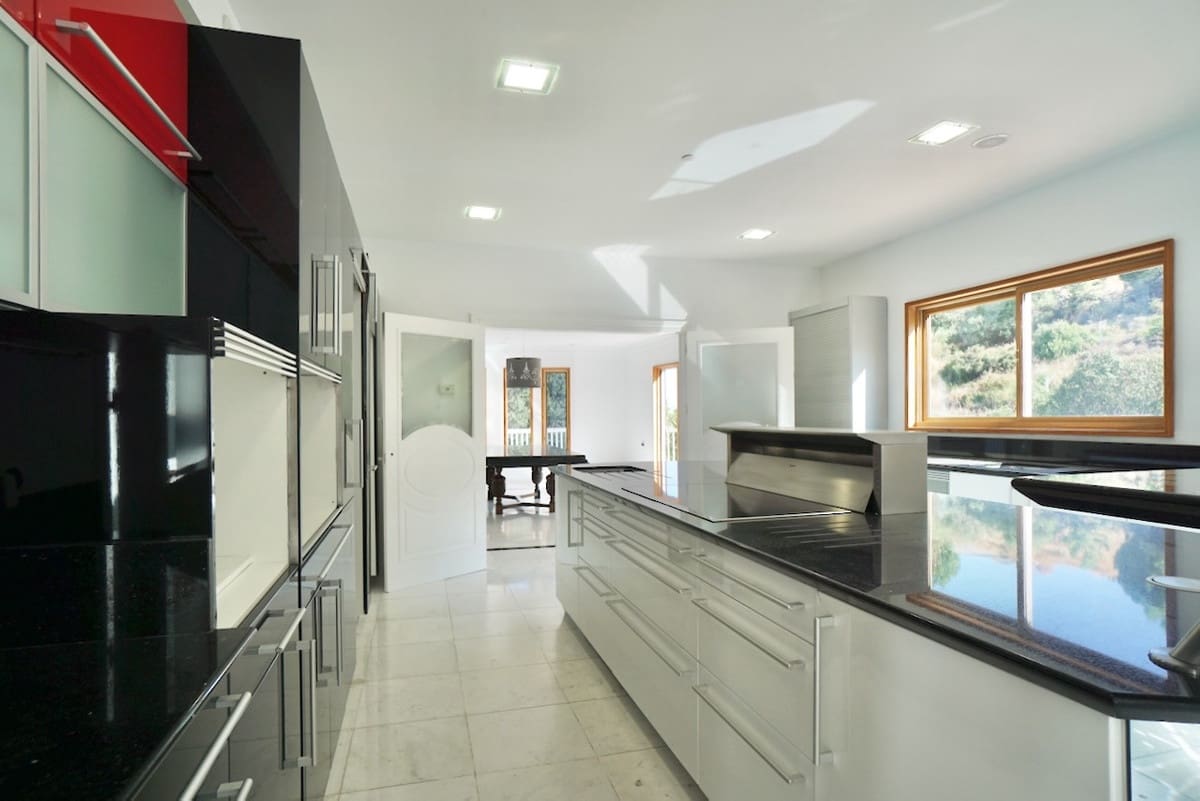 5 bedroom Villa for sale in Benahavis - € 1,779,500 (Ref: 9363867)