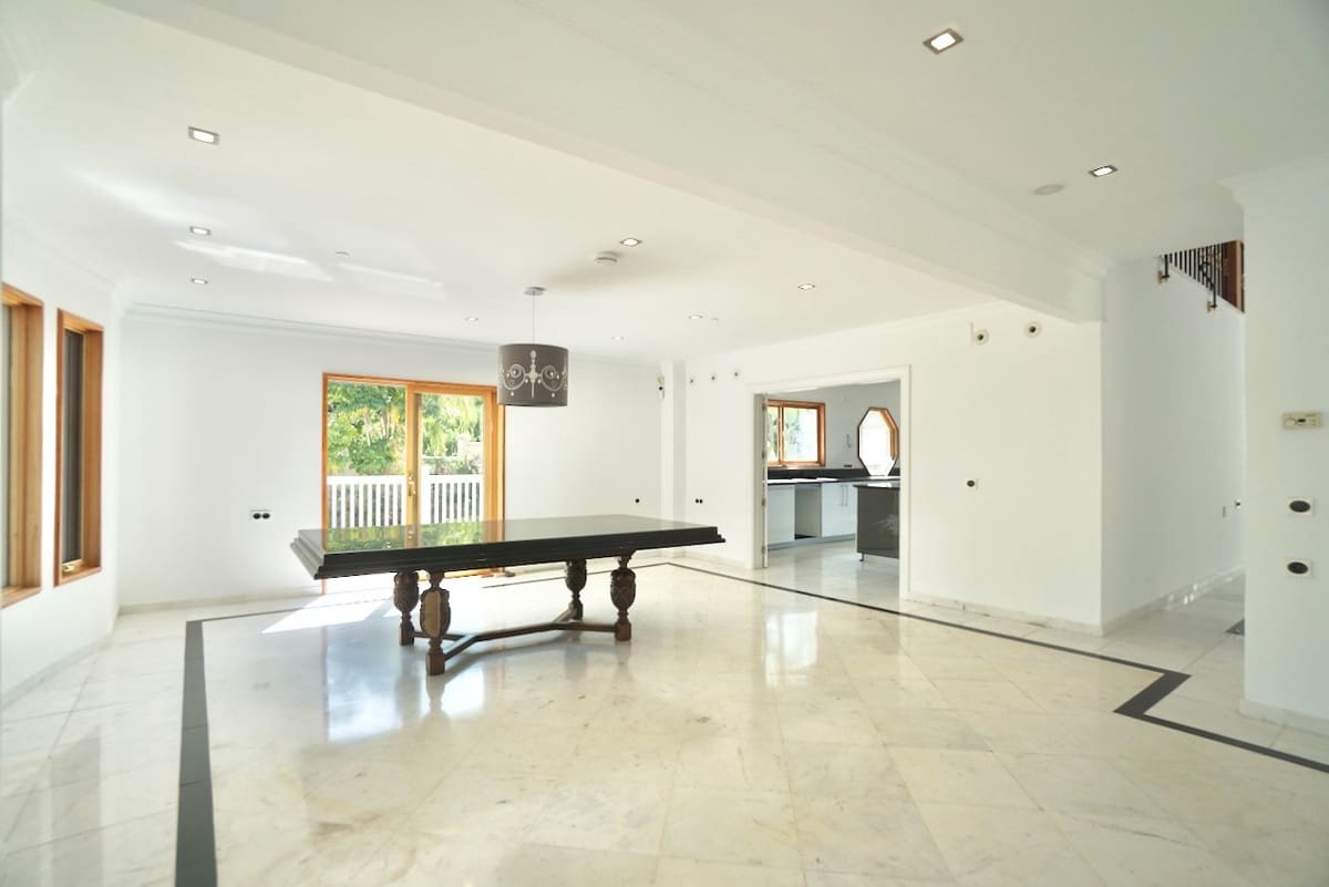 5 bedroom Villa for sale in Benahavis - € 1,779,500 (Ref: 9363867)