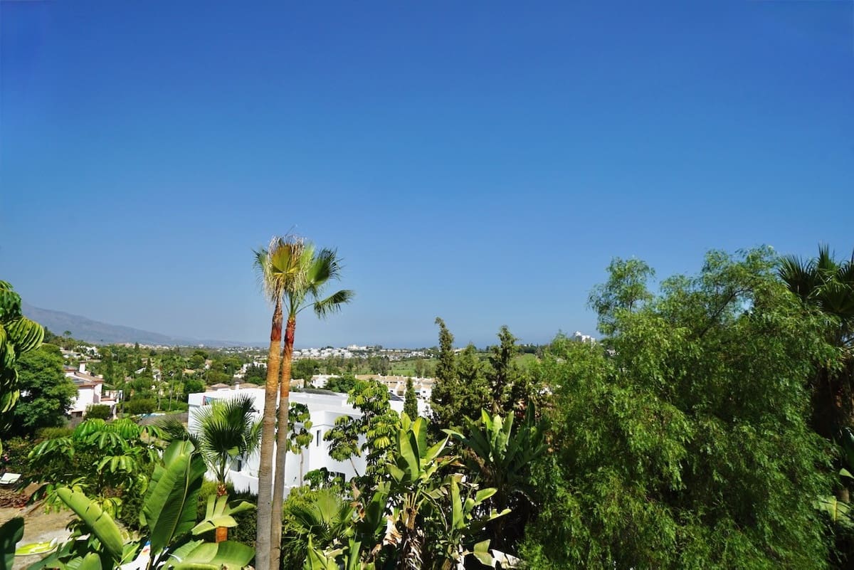 5 bedroom Villa for sale in Benahavis - € 1,779,500 (Ref: 9363867)