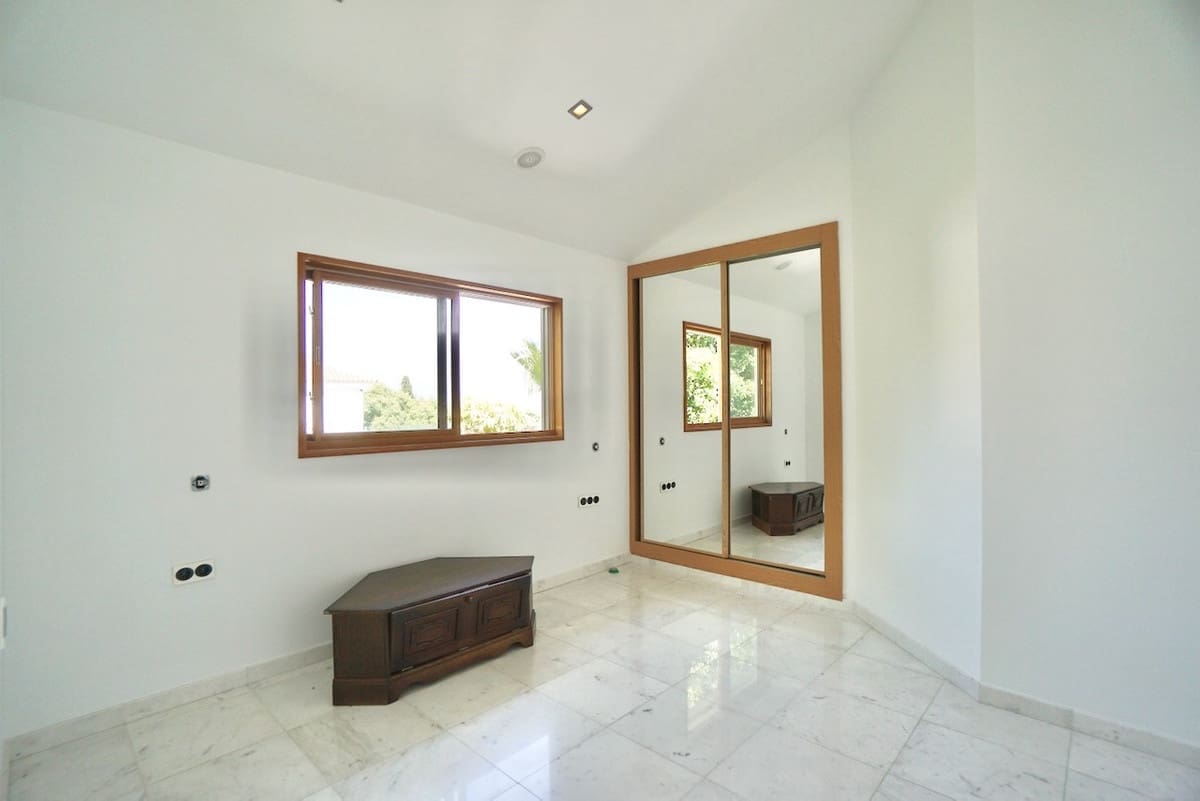 5 bedroom Villa for sale in Benahavis - € 1,779,500 (Ref: 9363867)