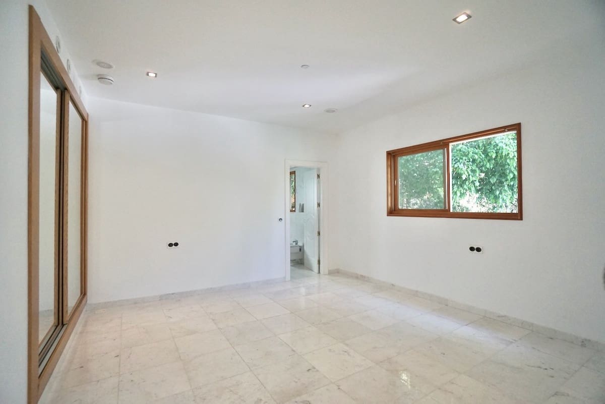 5 bedroom Villa for sale in Benahavis - € 1,779,500 (Ref: 9363867)