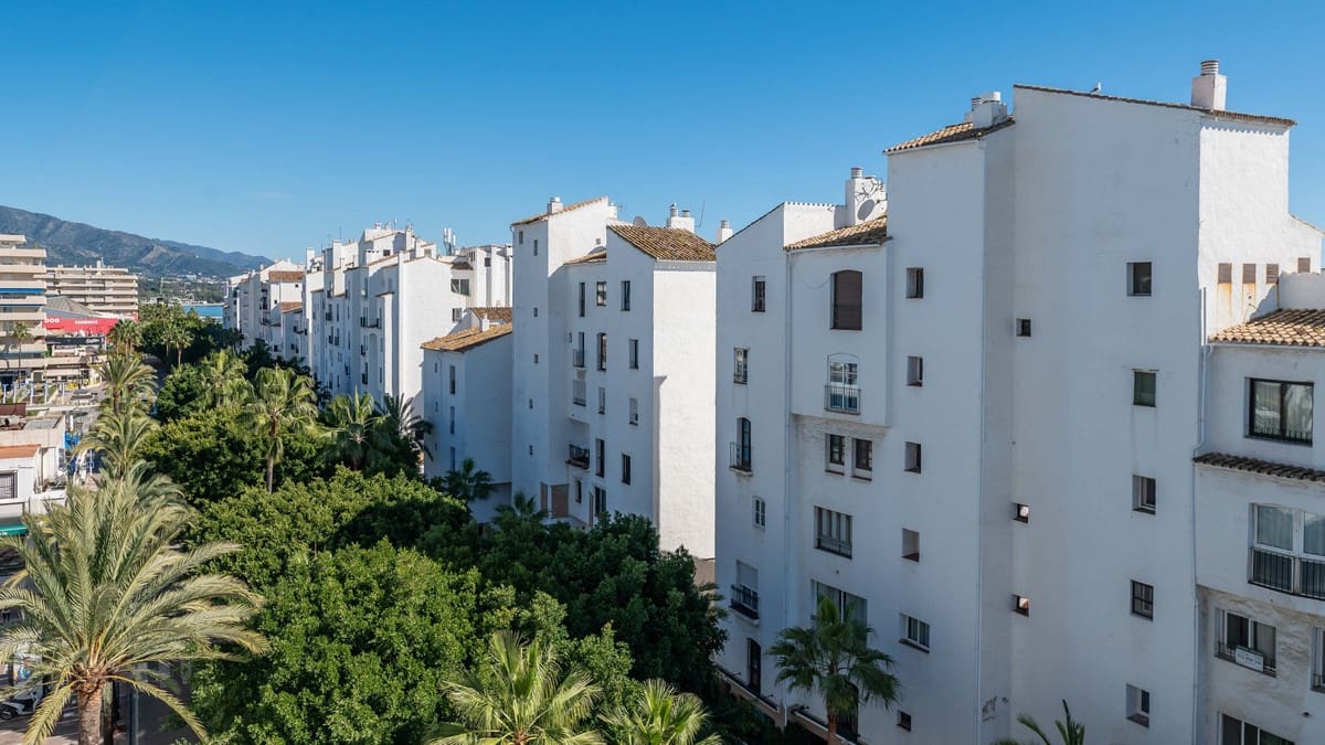 Apartamento de 3 habitaciones en Puerto Banus en venta - 850.000 € (Ref: 9363876)