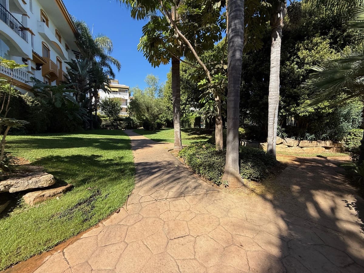 Apartamento de 2 habitaciones en Nueva Andalucia en venta - 390.000 € (Ref: 9363888)