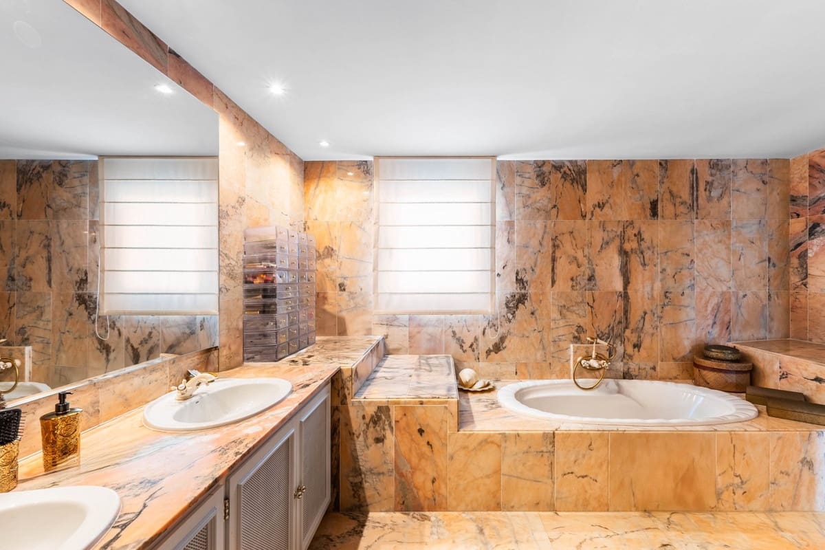 2 bedroom Semi-detached Villa for sale in La Quinta - € 1,750,000 (Ref: 9363891)