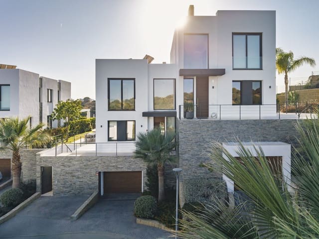 5 bedroom Villa for sale in Cabopino, Marbella - € 1,495,000 (Ref: 9363907)