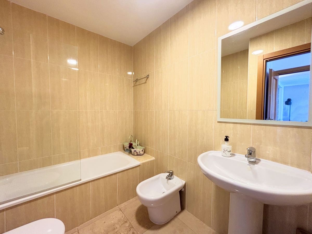 2 bedroom Apartment for sale in La Duquesa / Puerto de la Duquesa - € 240,000 (Ref: 9363918)