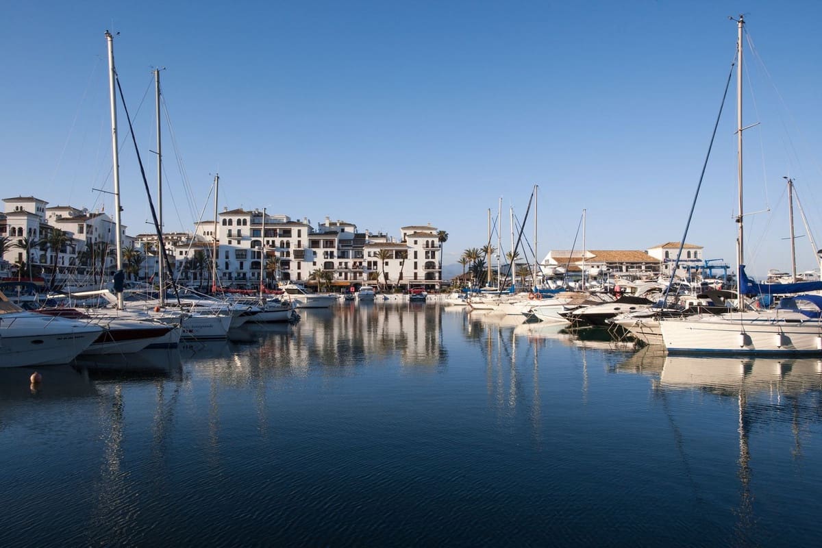 2 bedroom Apartment for sale in La Duquesa / Puerto de la Duquesa - € 240,000 (Ref: 9363918)