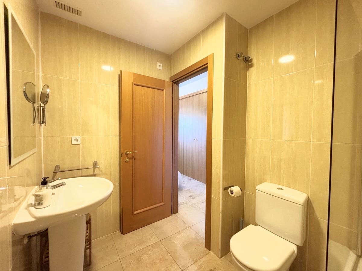 2 bedroom Apartment for sale in La Duquesa / Puerto de la Duquesa - € 240,000 (Ref: 9363918)