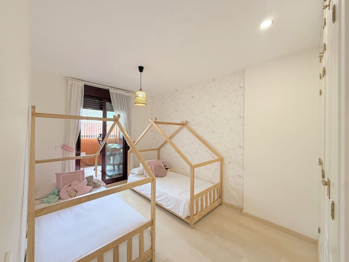 3 bedroom Apartment for sale in La Duquesa / Puerto de la Duquesa - € 480,000 (Ref: 9363936)