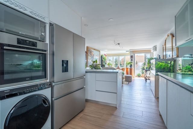 4 bedroom Apartment for sale in El Palo, Málaga city - € 850,000 (Ref: 9363938)