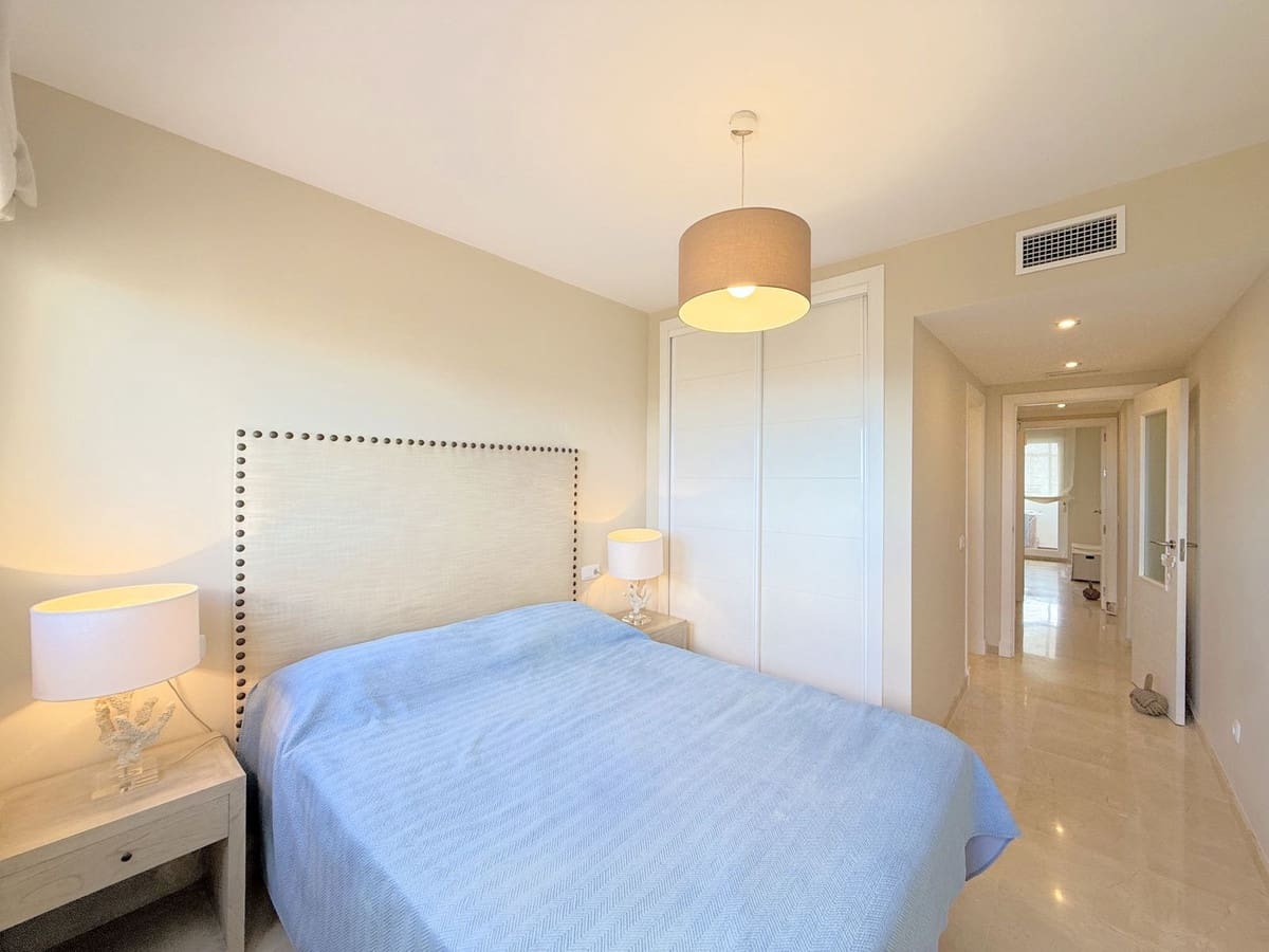 Ático de 2 habitaciones en La Duquesa / Puerto de la Duquesa en venta - 315.000 € (Ref: 9363941)