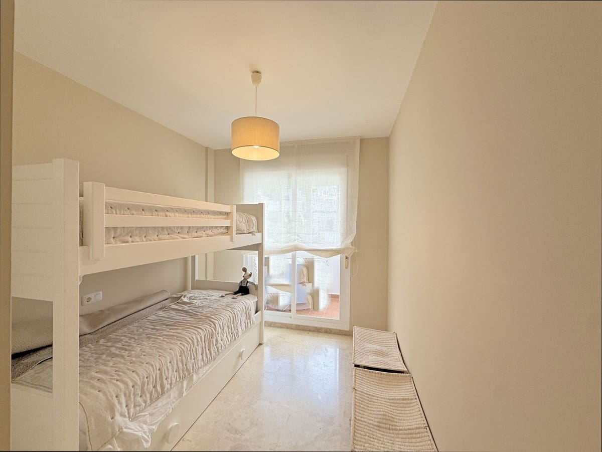 Ático de 2 habitaciones en La Duquesa / Puerto de la Duquesa en venta - 315.000 € (Ref: 9363941)