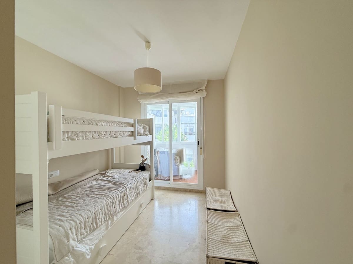 Ático de 2 habitaciones en La Duquesa / Puerto de la Duquesa en venta - 315.000 € (Ref: 9363941)