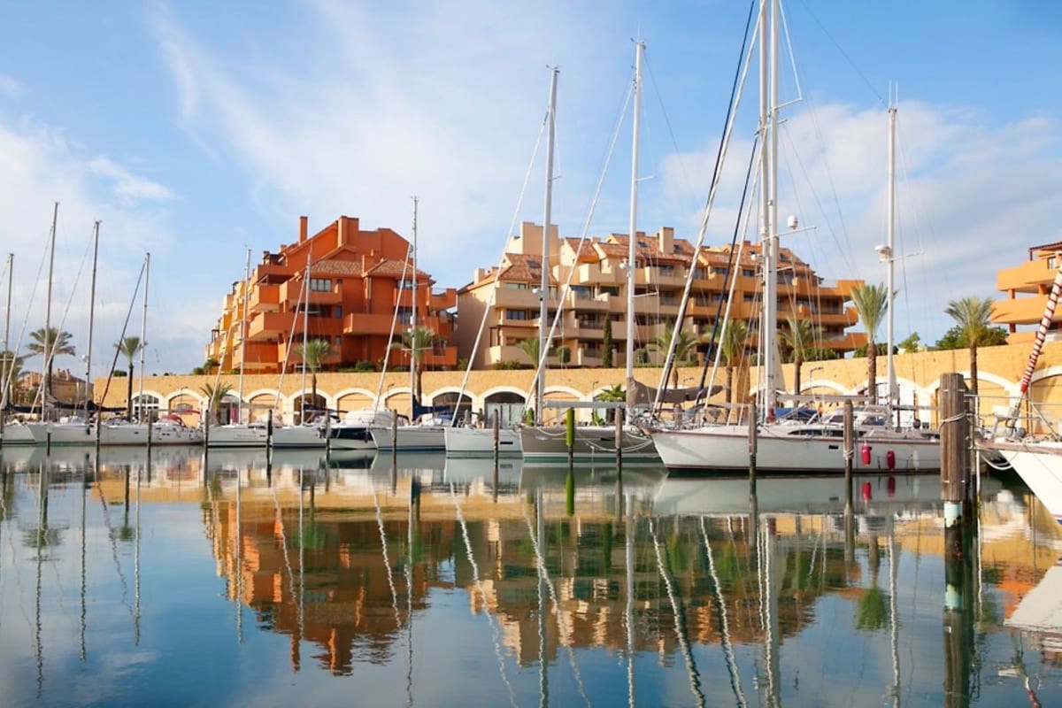 Ático de 2 habitaciones en La Duquesa / Puerto de la Duquesa en venta - 315.000 € (Ref: 9363941)