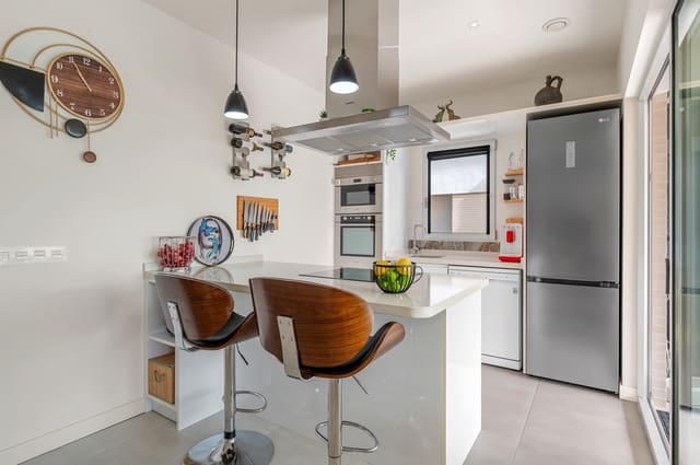 Apartamento de 2 habitaciones en Villamartin, Orihuela en venta - 265.000 € (Ref: 9363960)