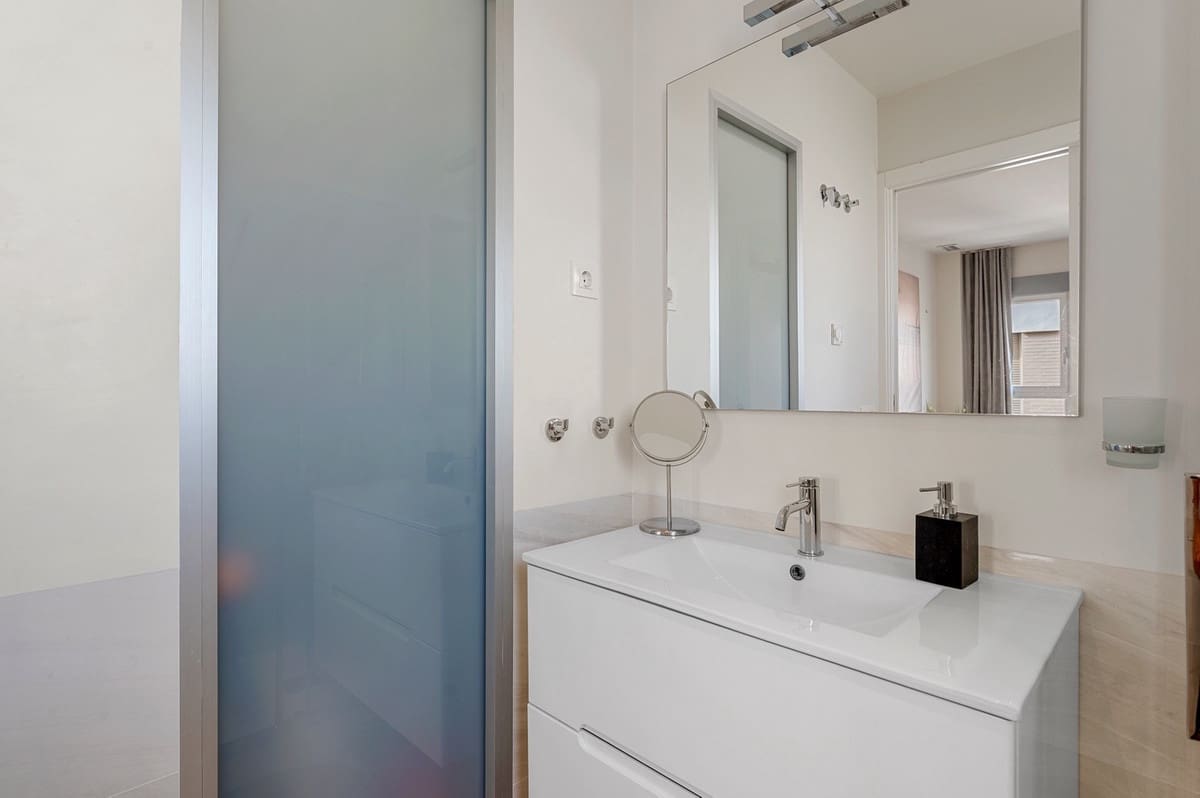 Apartamento de 2 habitaciones en Villamartin en venta - 265.000 € (Ref: 9363960)