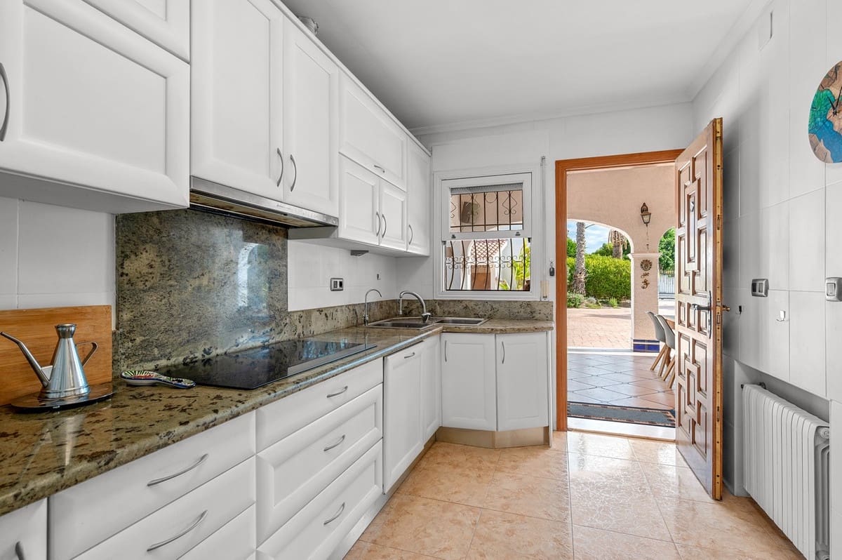 6 bedroom Villa for sale in Elche / Elx - € 560,000 (Ref: 9363965)