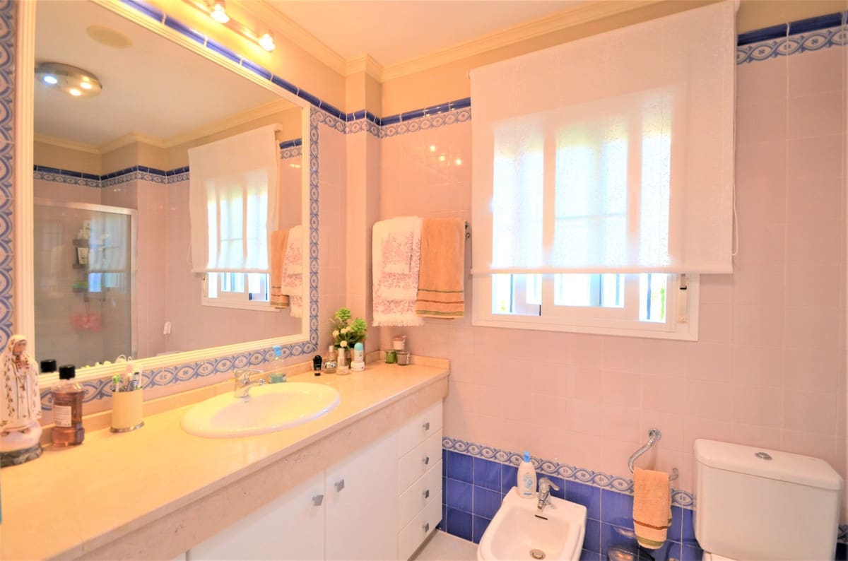 3 bedroom Apartment for sale in La Duquesa / Puerto de la Duquesa - € 533,000 (Ref: 9363968)