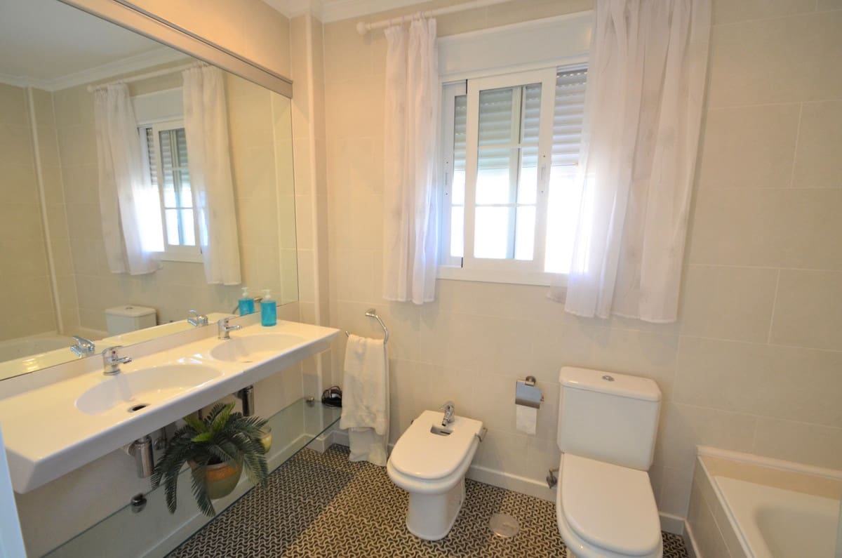 3 bedroom Penthouse for sale in La Duquesa / Puerto de la Duquesa - € 799,000 (Ref: 9363975)