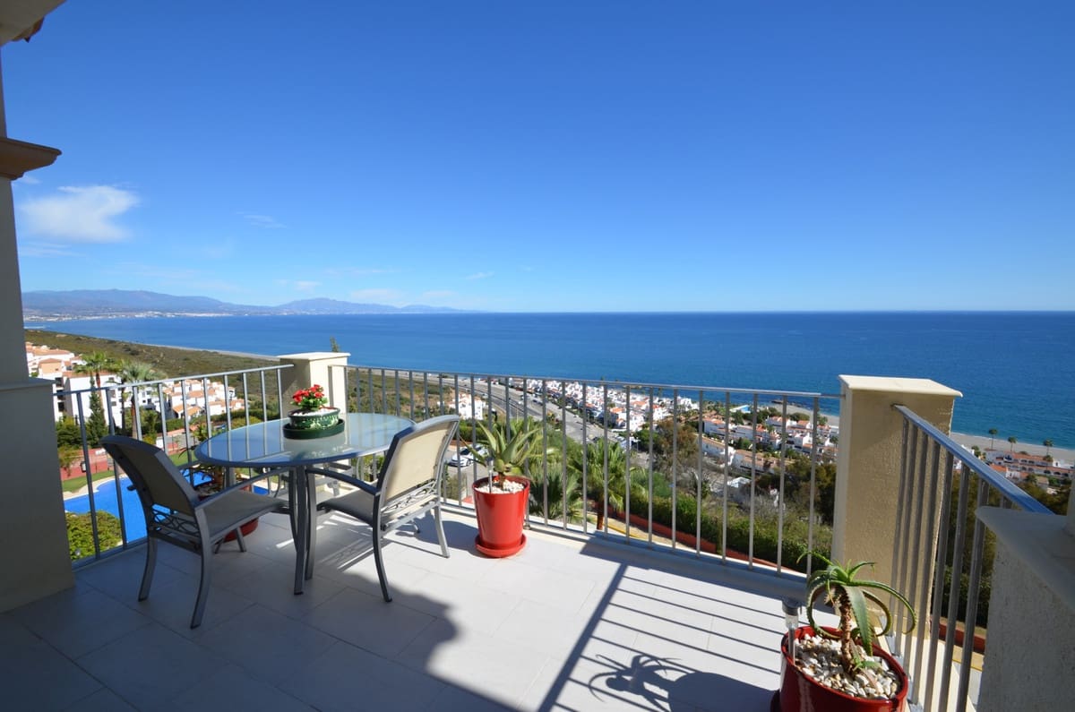 3 bedroom Penthouse for sale in La Duquesa / Puerto de la Duquesa - € 799,000 (Ref: 9363975)