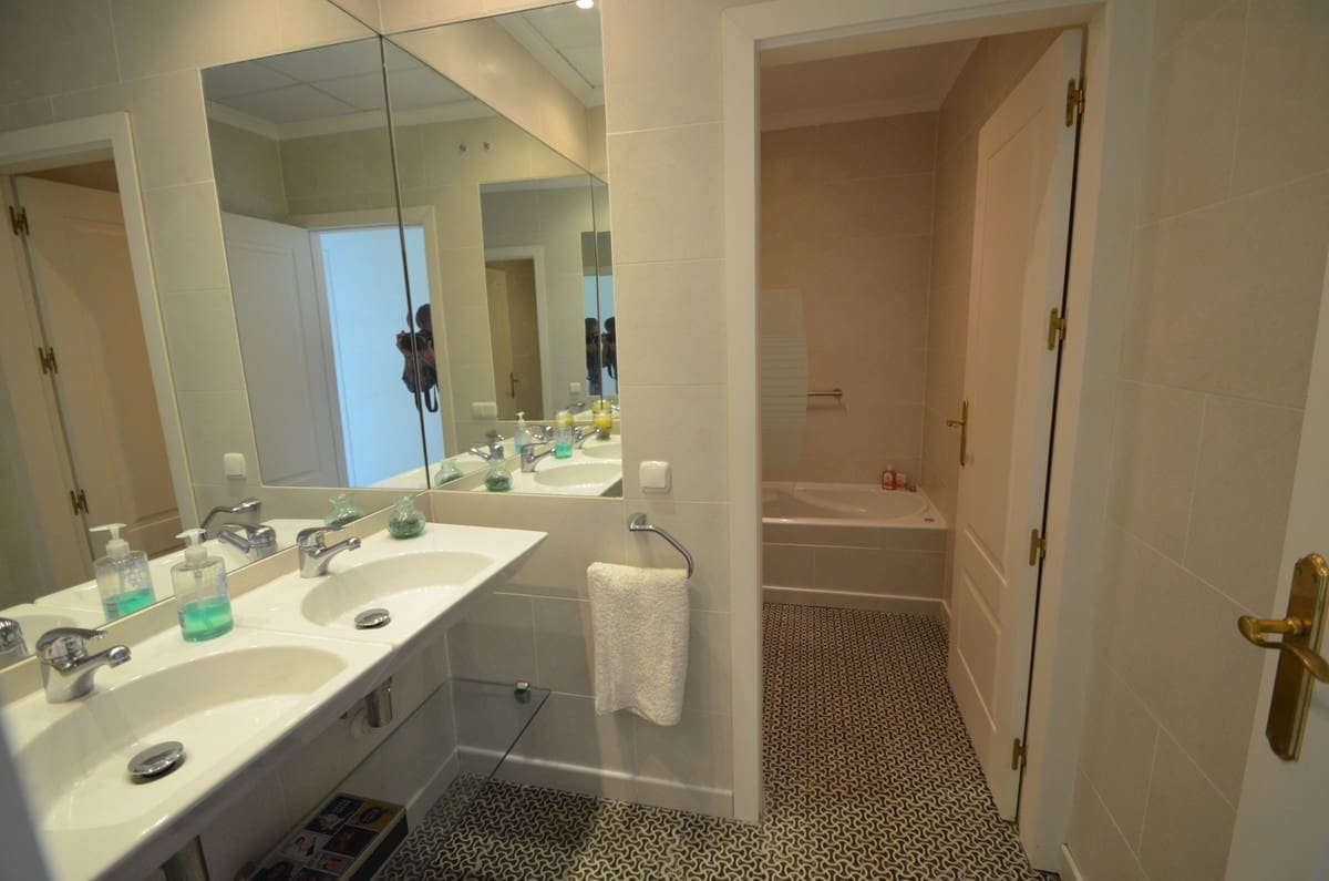 3 soveværelse Penthouse til salg i La Duquesa / Puerto de la Duquesa - € 799.000 (Ref: 9363975)