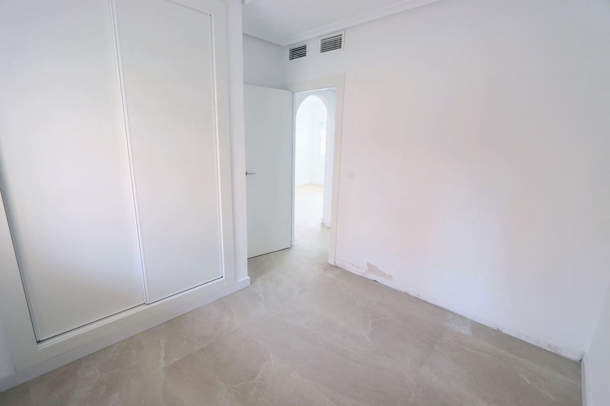 2 bedroom Apartment for sale in Pilar de la Horadada - € 225,000 (Ref: 9363986)