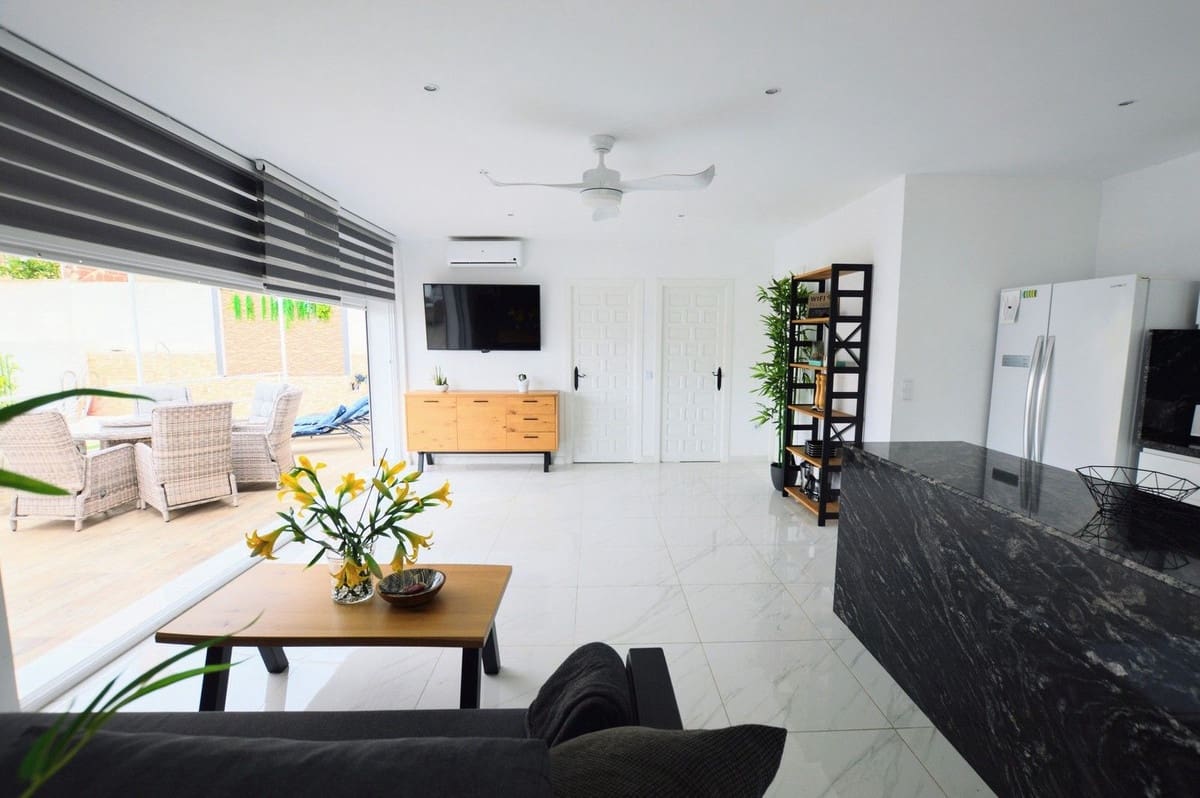 Chalet de 5 habitaciones en Villamartin en venta - 485.000 € (Ref: 9364001)